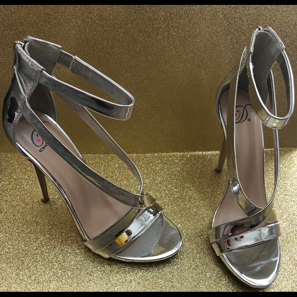 Silver heels - Picture 2 of 3
